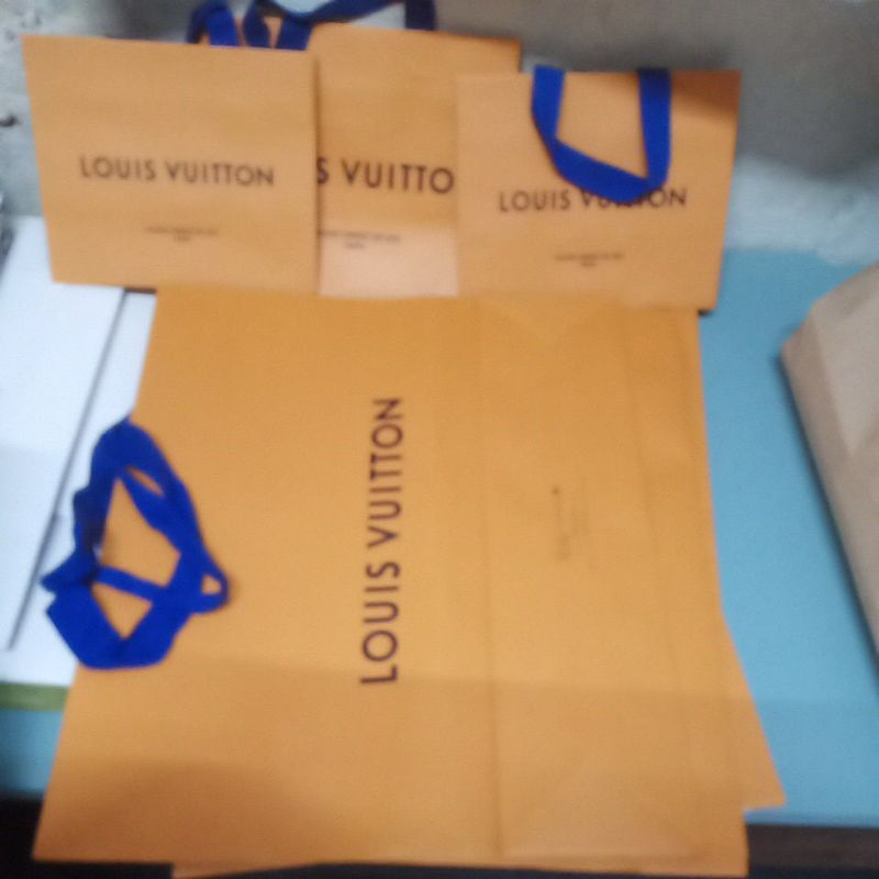 Louis Vuitton holiday 2019 paper shopping bag | Louis vuitton monogram  shawl, Louis vuitton gifts, Louis vuitton wallet zippy