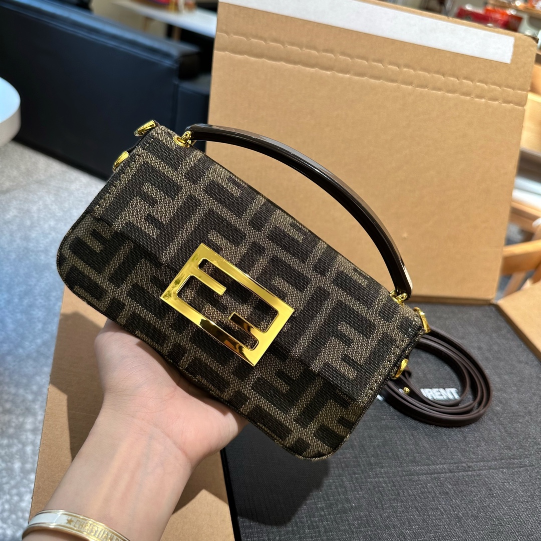 FENDI Baguette Pouch New French Stick Hand New Baguette Mini One Shoulder  Crossbody Handheld Chain Bag