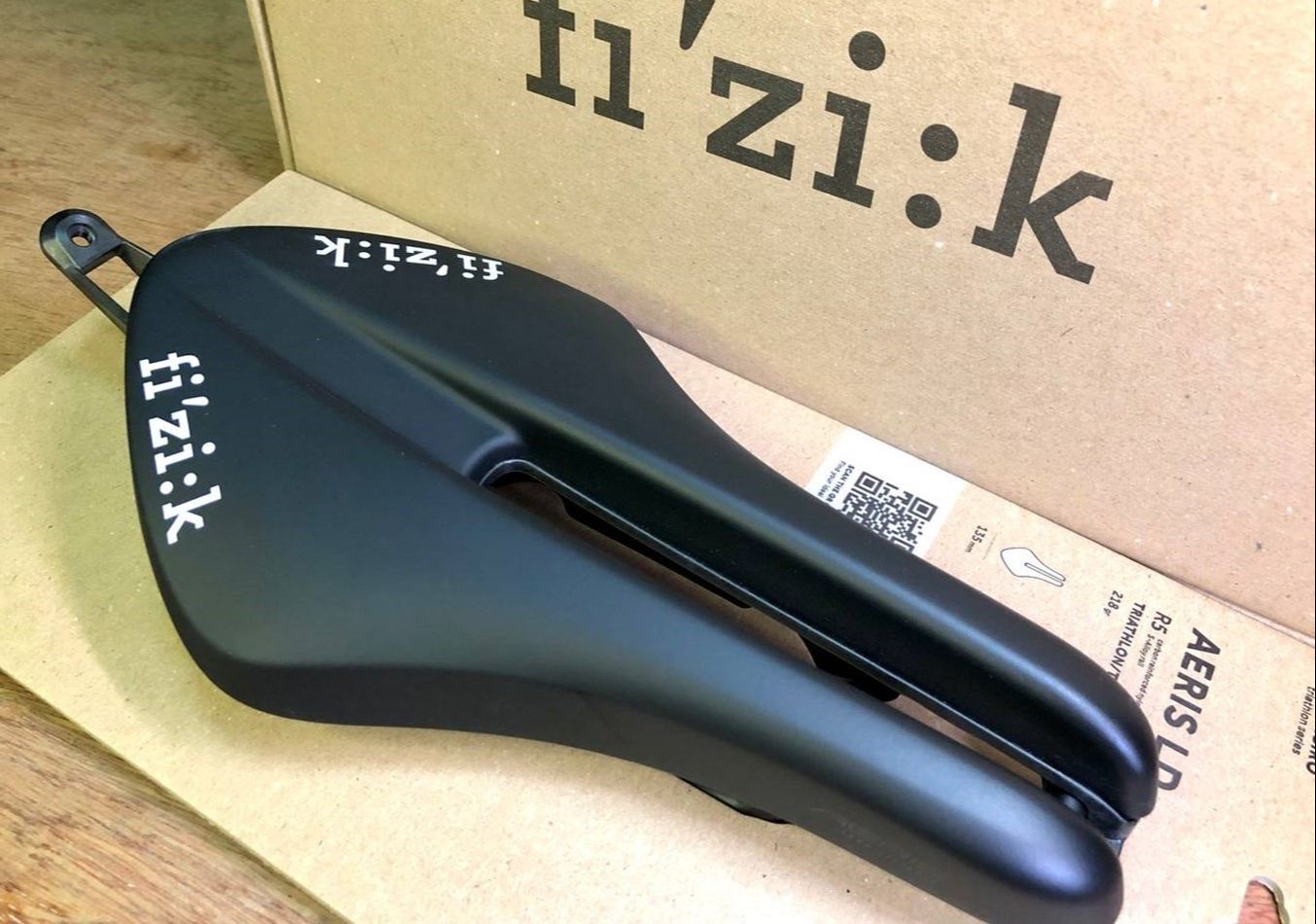 Fizik Saddle Tri, Transiro Aeris SLD R5 135mm Black Alloy Rails
