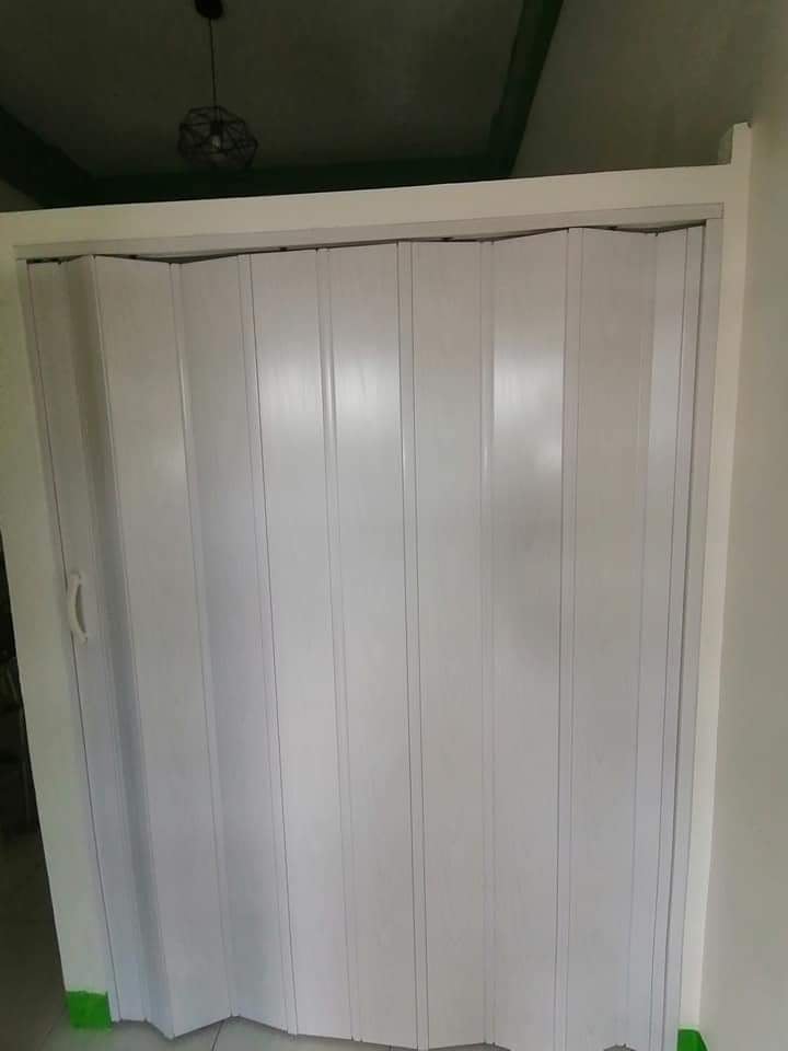 ACCORDION FOLDING DOOR WHITE CUSTOMIZE SIZES