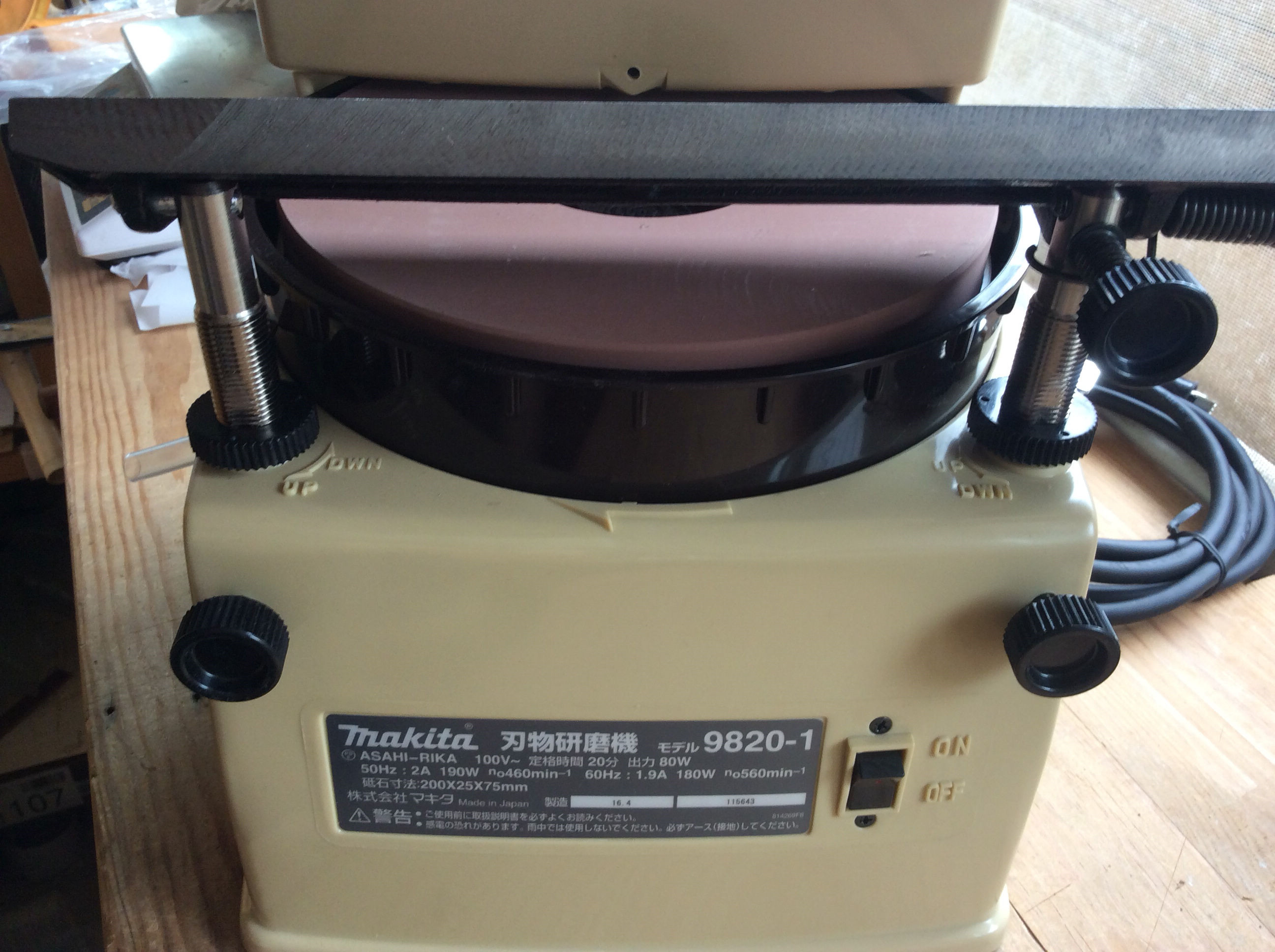 Makita 9820 electric sharpener hot sale