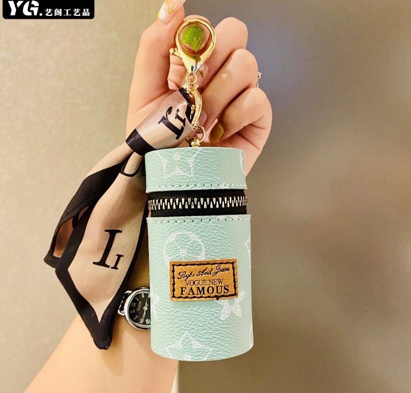 Aesthetic Finds - Creative bucket lipstick bag keychain 🛒