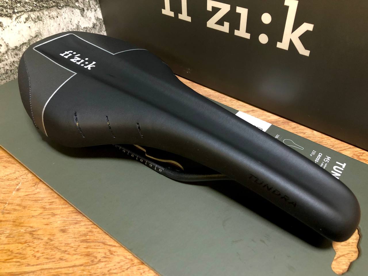fi'zi:k フィジーク VERSUS TUNDRA M5 fi'zi:k ( フィジーク ) サドル VERSUS TUNDRA M5 S-ALLOYレール