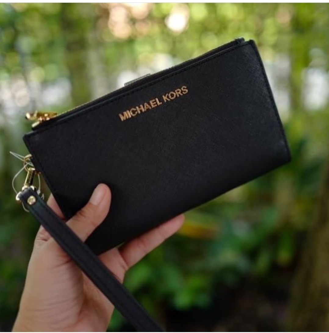 Michael kors 2024 wallet 2 zippers