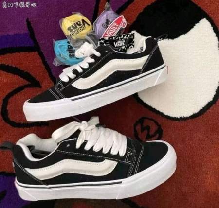 Vans Retro Low-Cut Sneakers with Black & White Lining