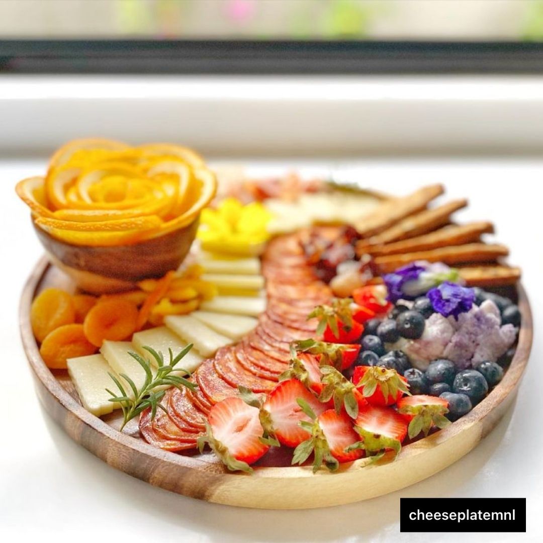 Product photo of KAHOY round acacia wood tray from its Lazada listing