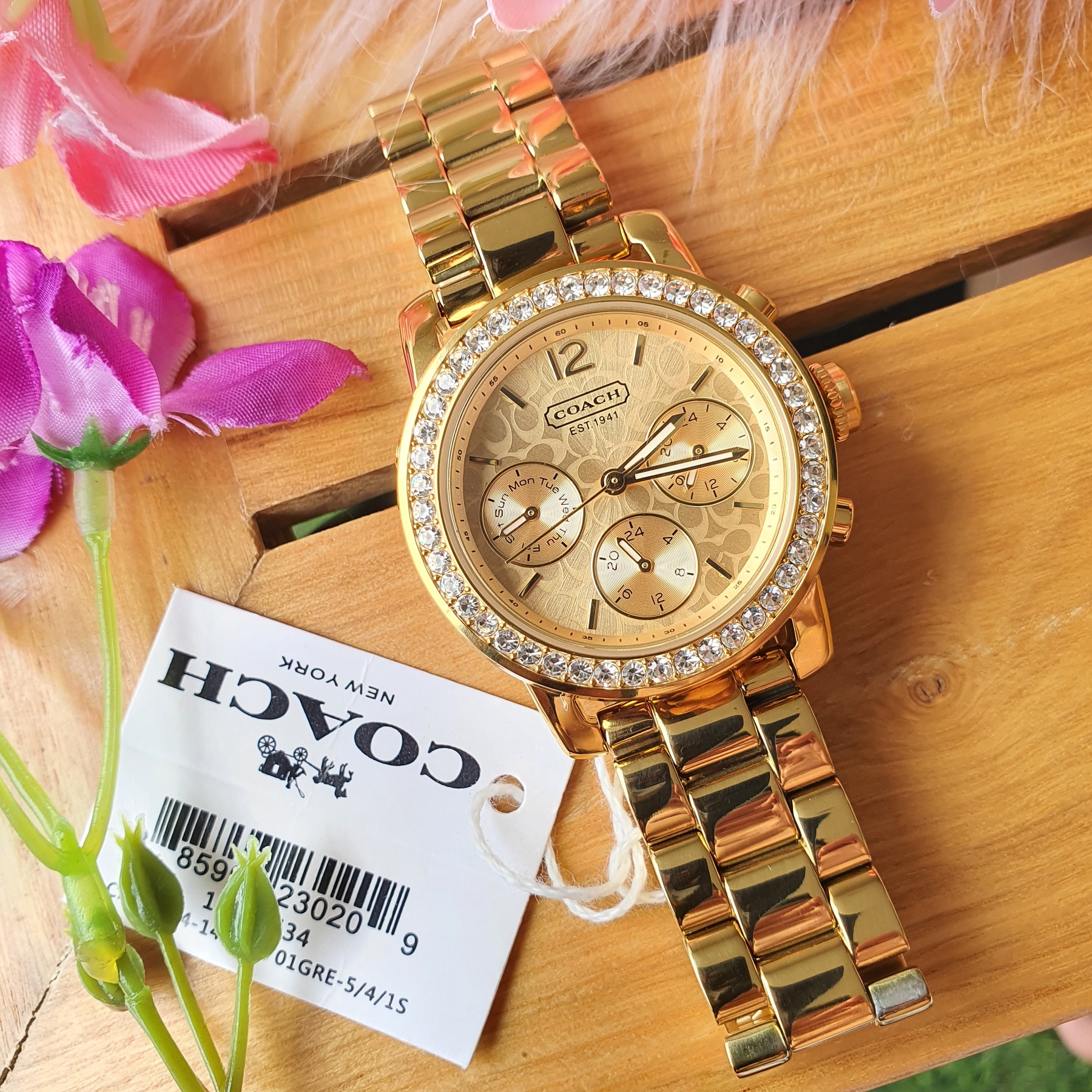 Gold watch with outlet crystals