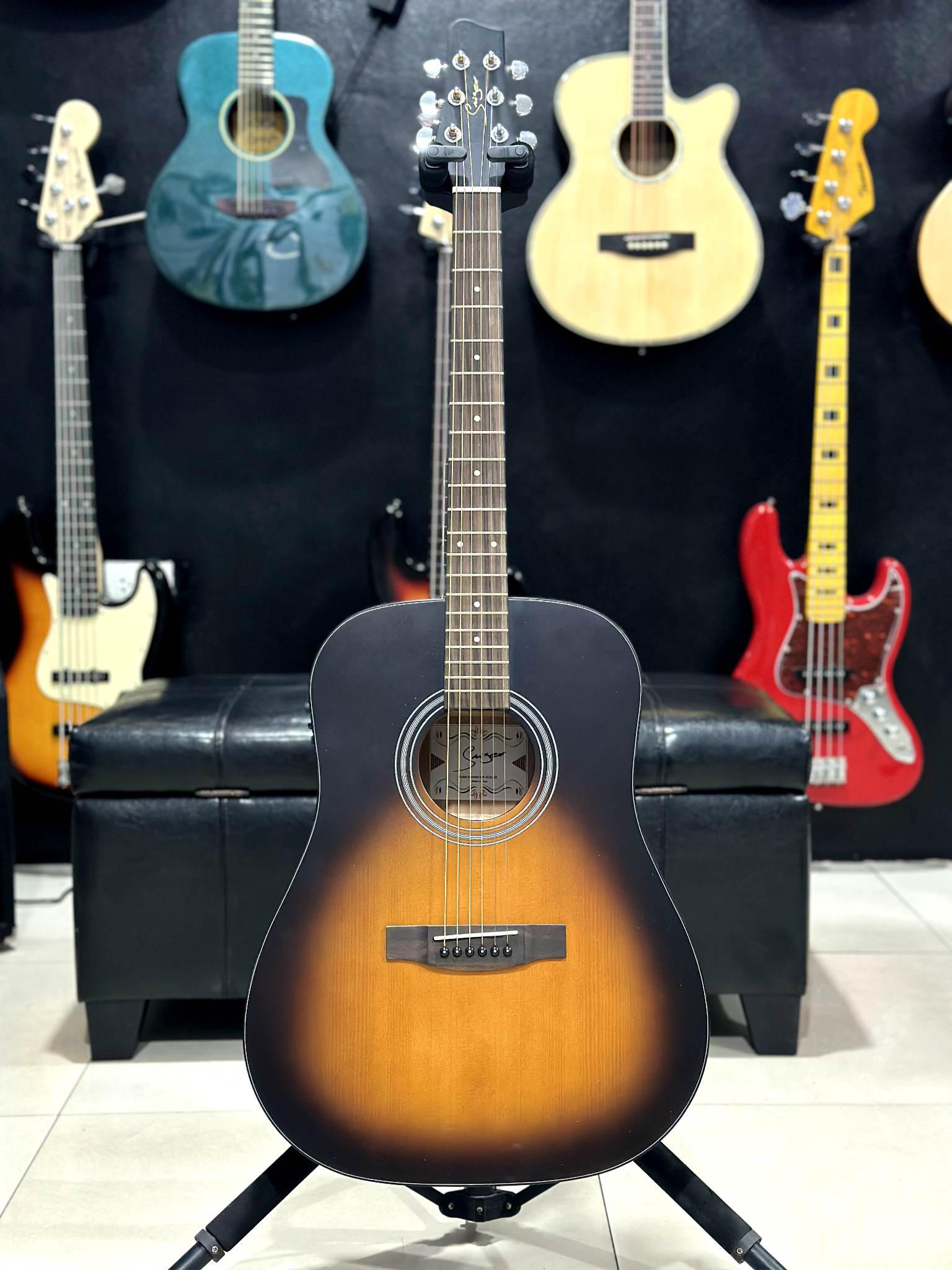 Lyric Guitar Nashville: Nashville Nv4001C/Nv5 Acoustic Guitar