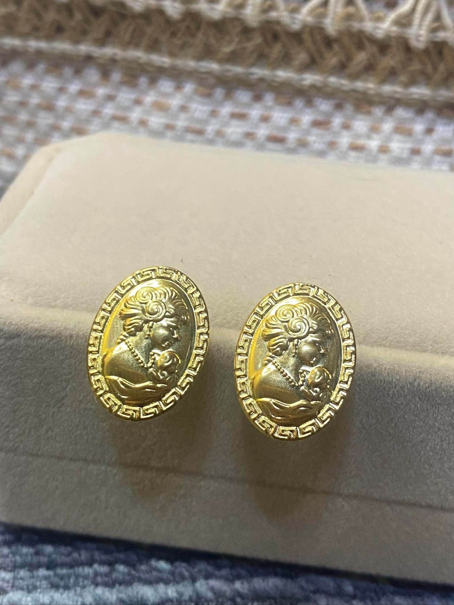 18k Saudi Gold Cameo Earrings | Light Weight Only | Pawnable