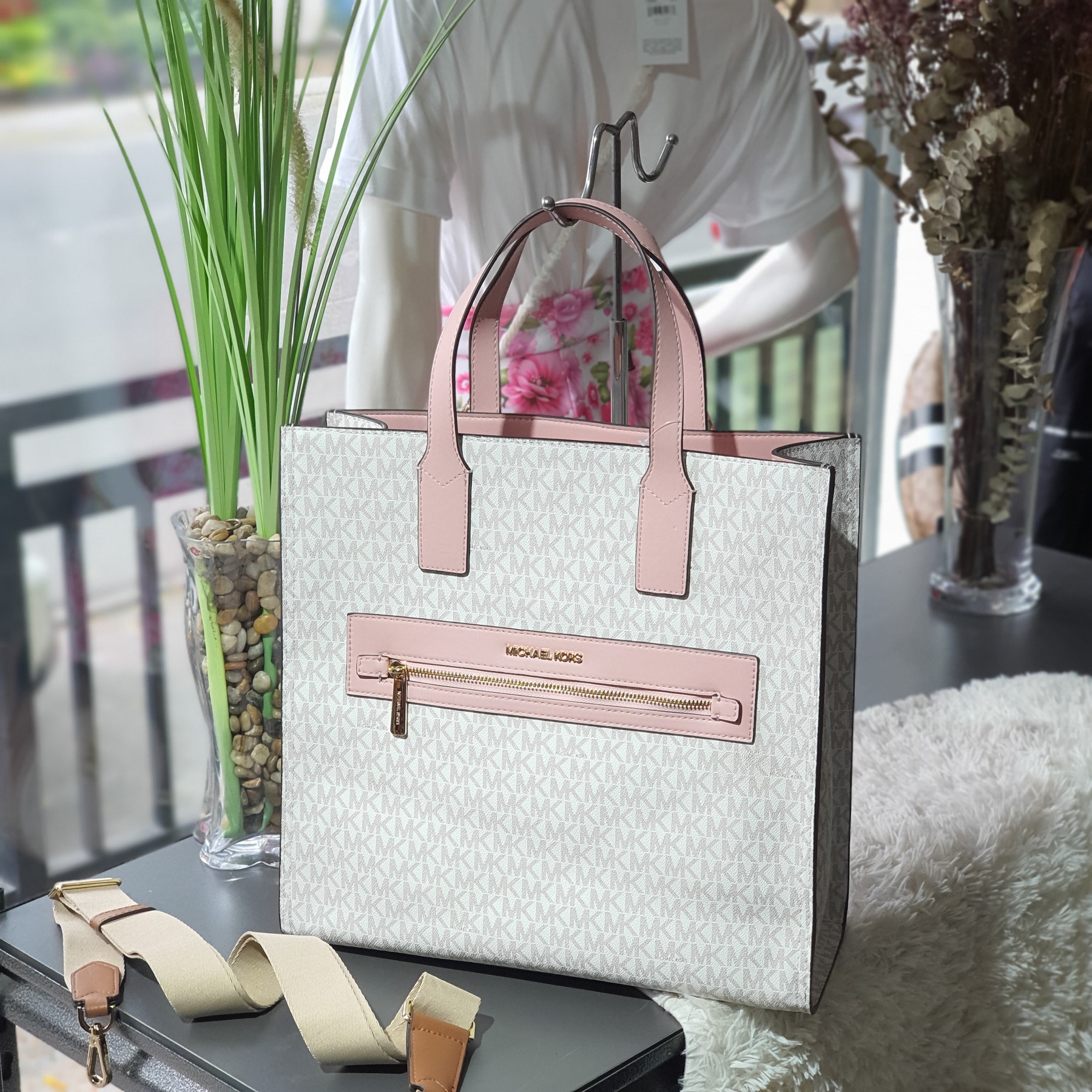 Brandnew MK Kenly Tote Bag -💯% - Tokyo Luxury Collection
