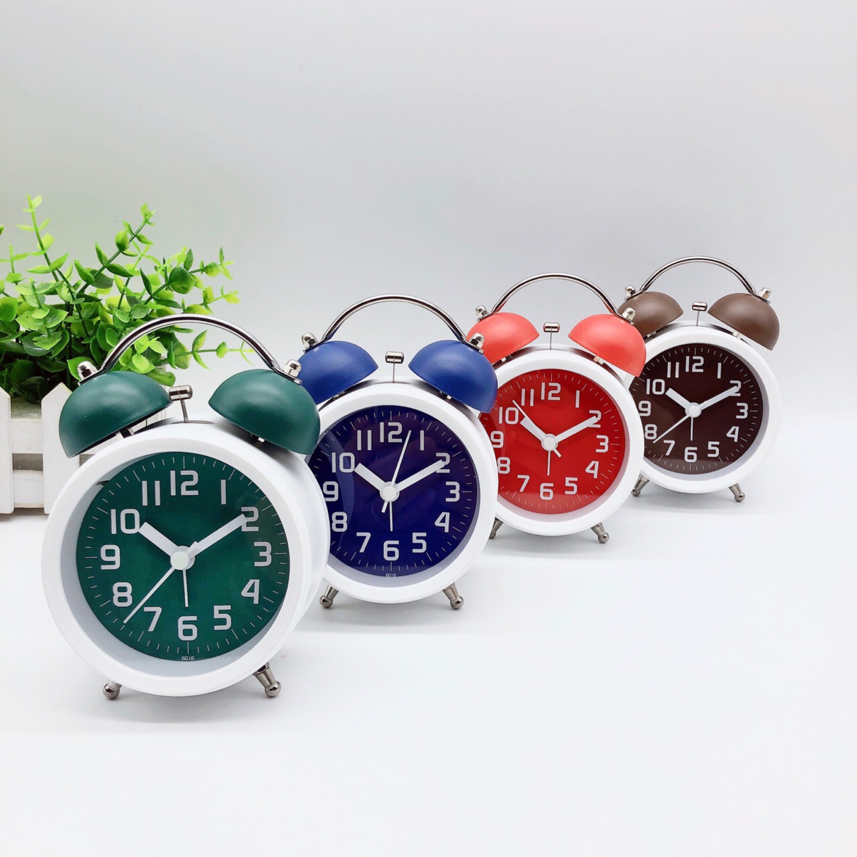 Alarm Clock, Battery Operated Analogue Bedside Loud Clock With