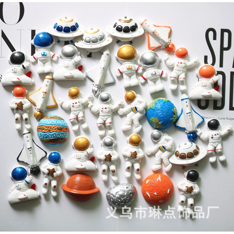 Sticker Cross được chọn mẫu, jibbitz gắn dép sục cross, charm phi hành gia