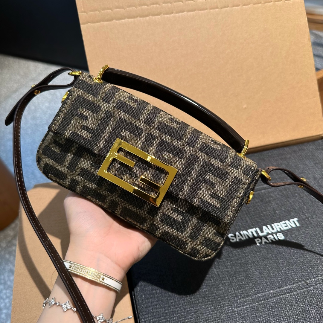FENDI Baguette Pouch New French Stick Hand New Baguette Mini One Shoulder  Crossbody Handheld Chain Bag