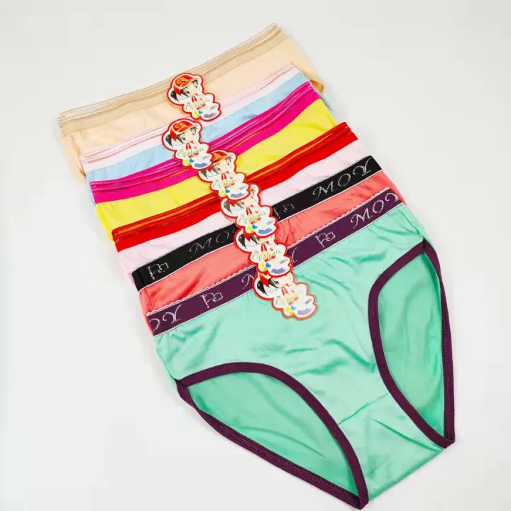 Pantiesdagi oyoqlarni yoyish fotosurati