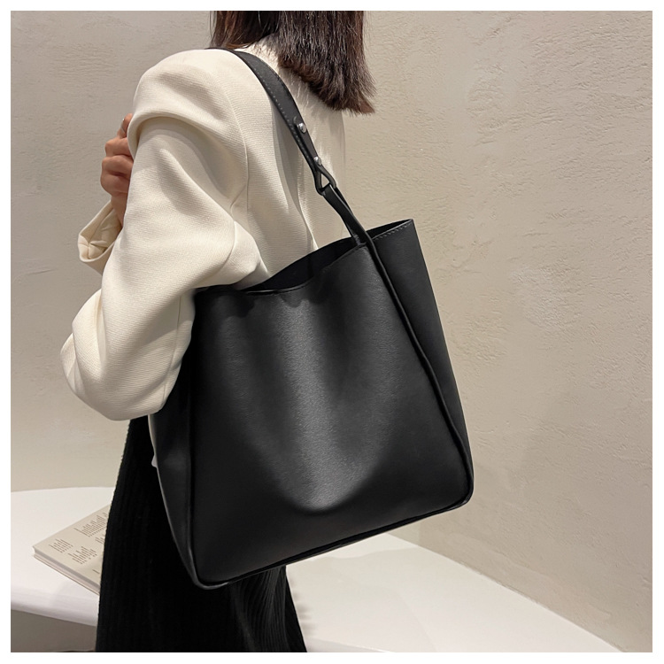 Korean Retro Bucket Bag - Trendy Shoulder Bag for Commuting