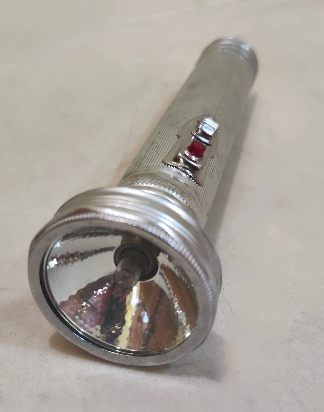 Lampe Torche Vintage Tiger Head – Piles LR14 – Années 60/70 – Métal Argenté