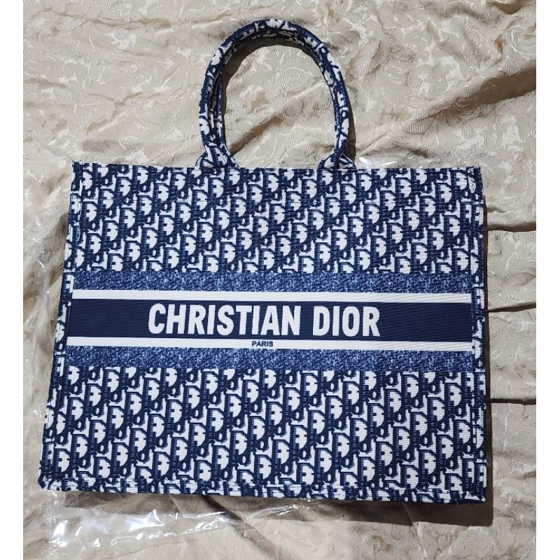 Cách phân biệt túi xách Dior Book Tote thật và hàng Fake