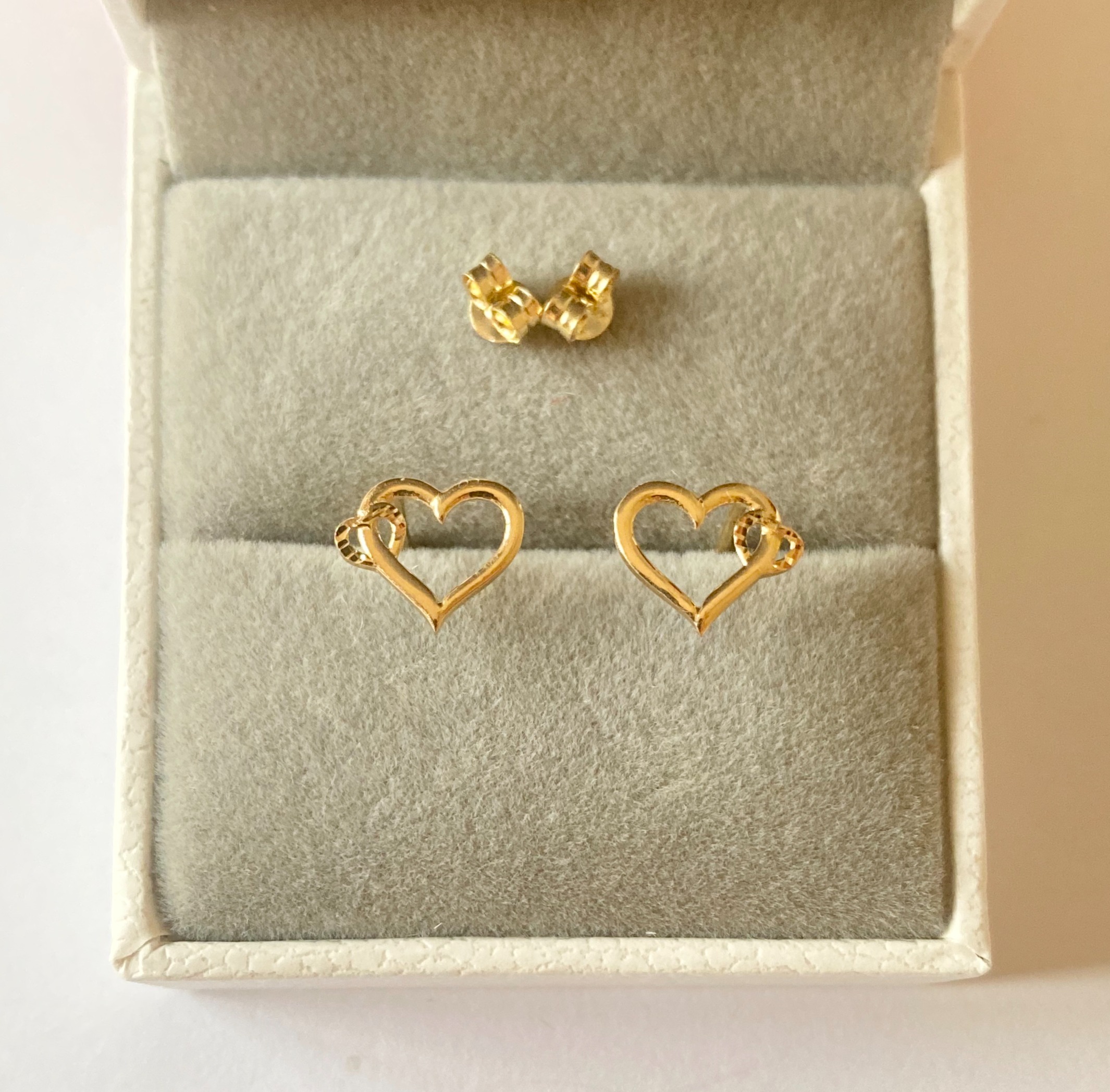 Buy quality Opulent gold heart earrings in Pune