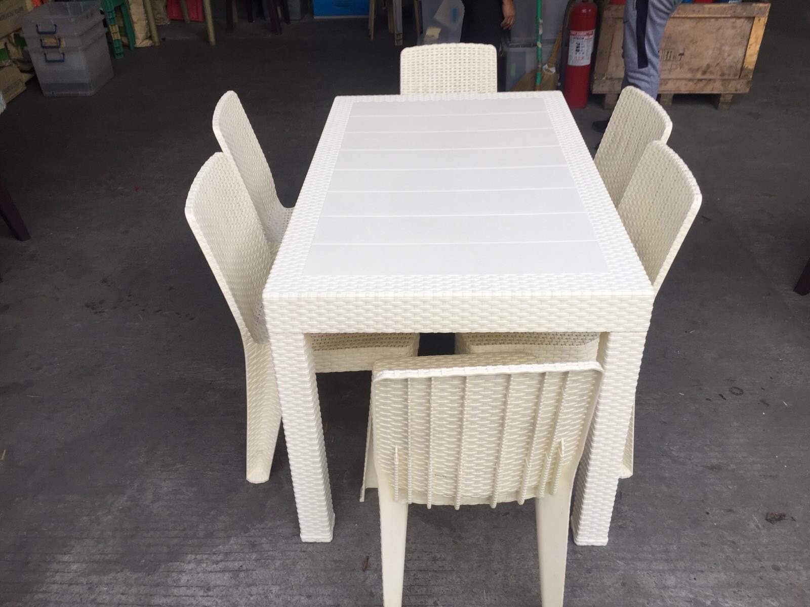 Bingo shop rattan table